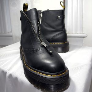 DR. MARTENS brand new • never worn • US 9